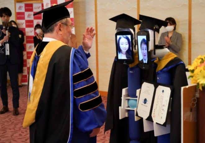 Le Japon vient d’organiser une remise de diplômes grâce à des robots…